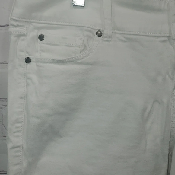 Torrid White Non-Distressed Jean Shorts Size 16 - Picture 2 of 16